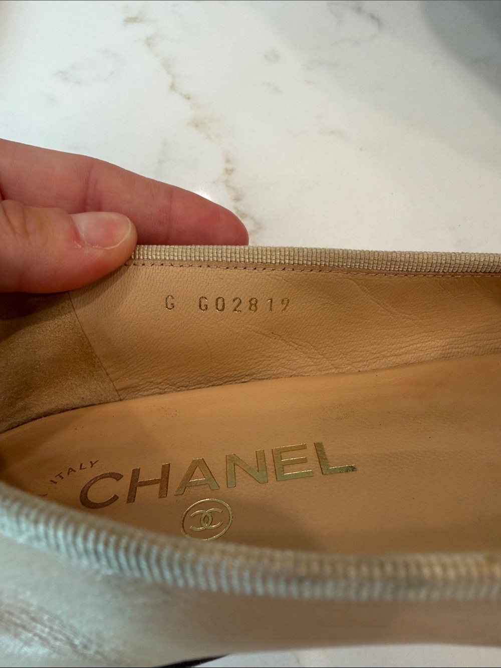 CHANEL Beige and Black Leather Cap-Toe Ballerinas Flats - Picture 4 of 13